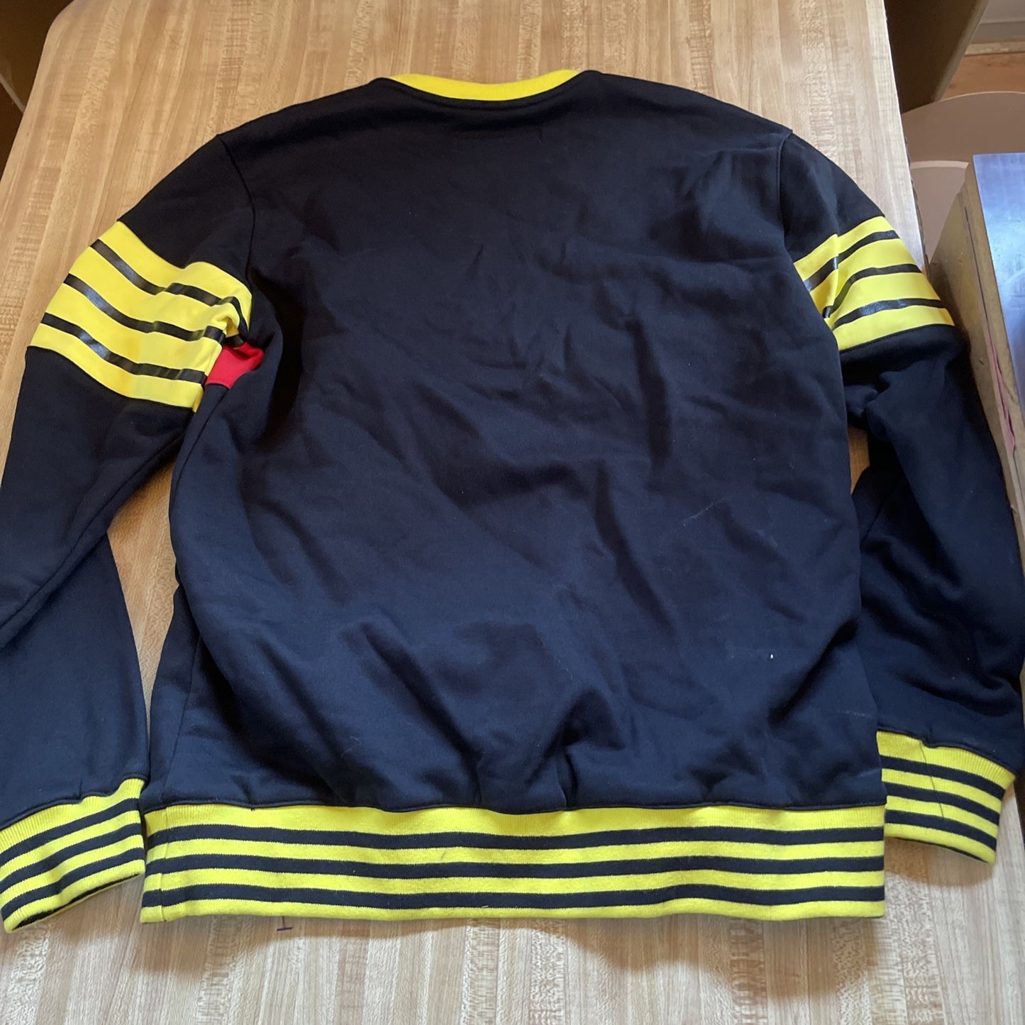 black pyramid sweatshirt medium