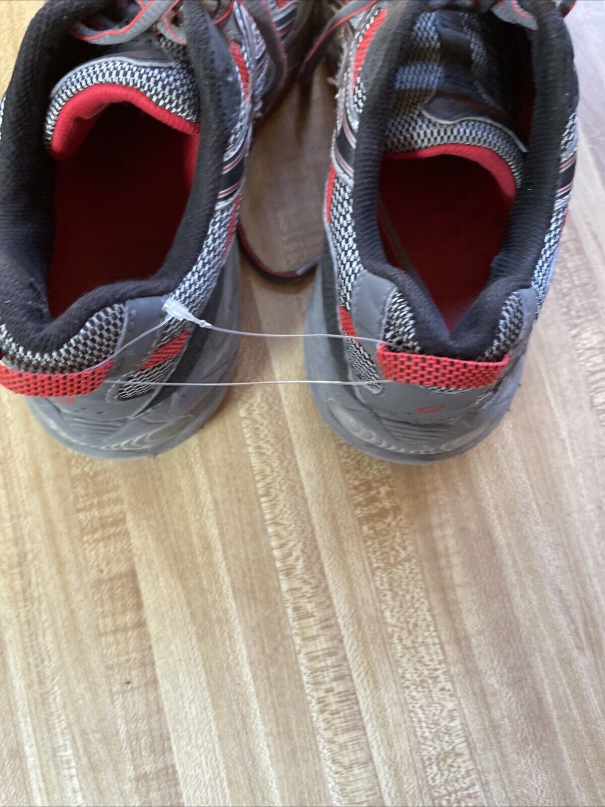 ASICS Gel Venture 4 men’s size 12 trail running shoes in black with red accents viewed from the top