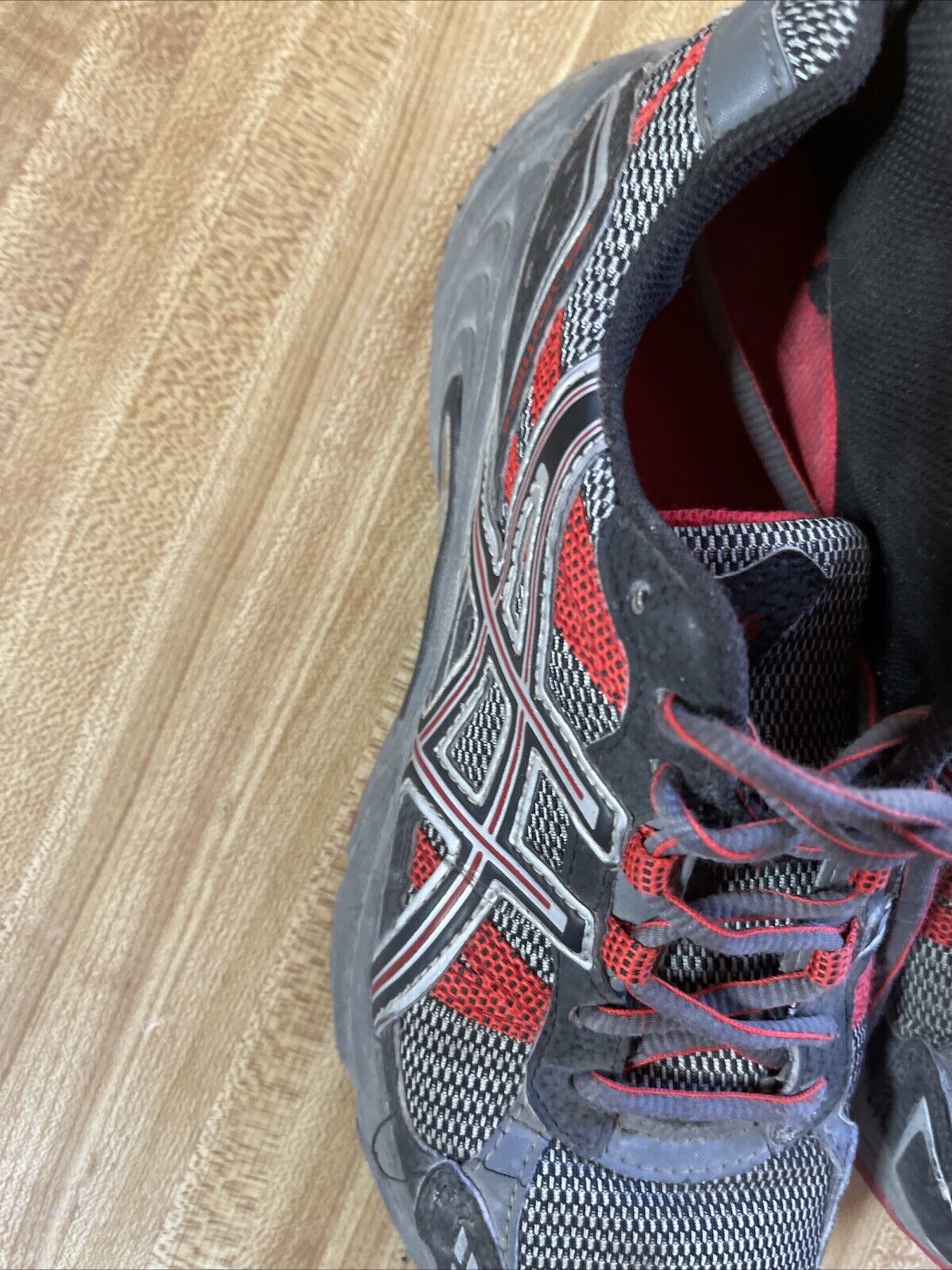 ASICS Gel Venture 4 men’s size 12 running shoe in black and red with durable sole and breathable mesh