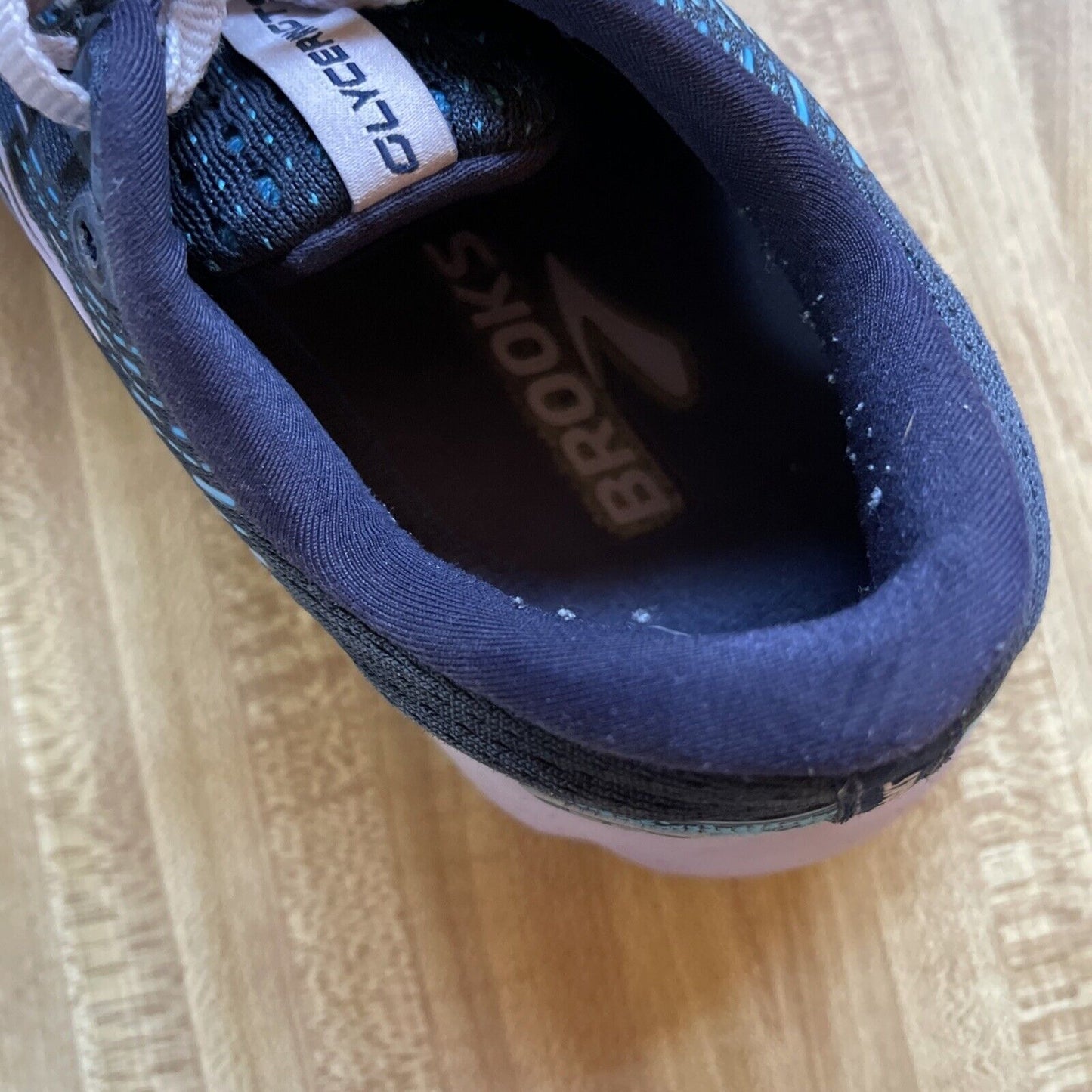 Top view of Brooks Glycerin GTS 20 women’s size 7 running shoe with cushioned collar and black insole
