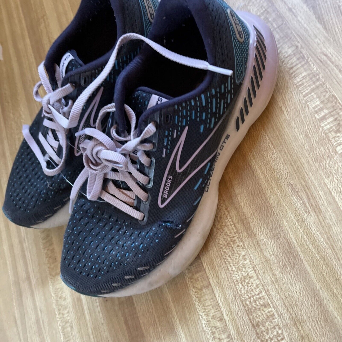 Brooks Glycerin GTS 20 women’s size 7 running shoes in black with pink accents on wooden floor