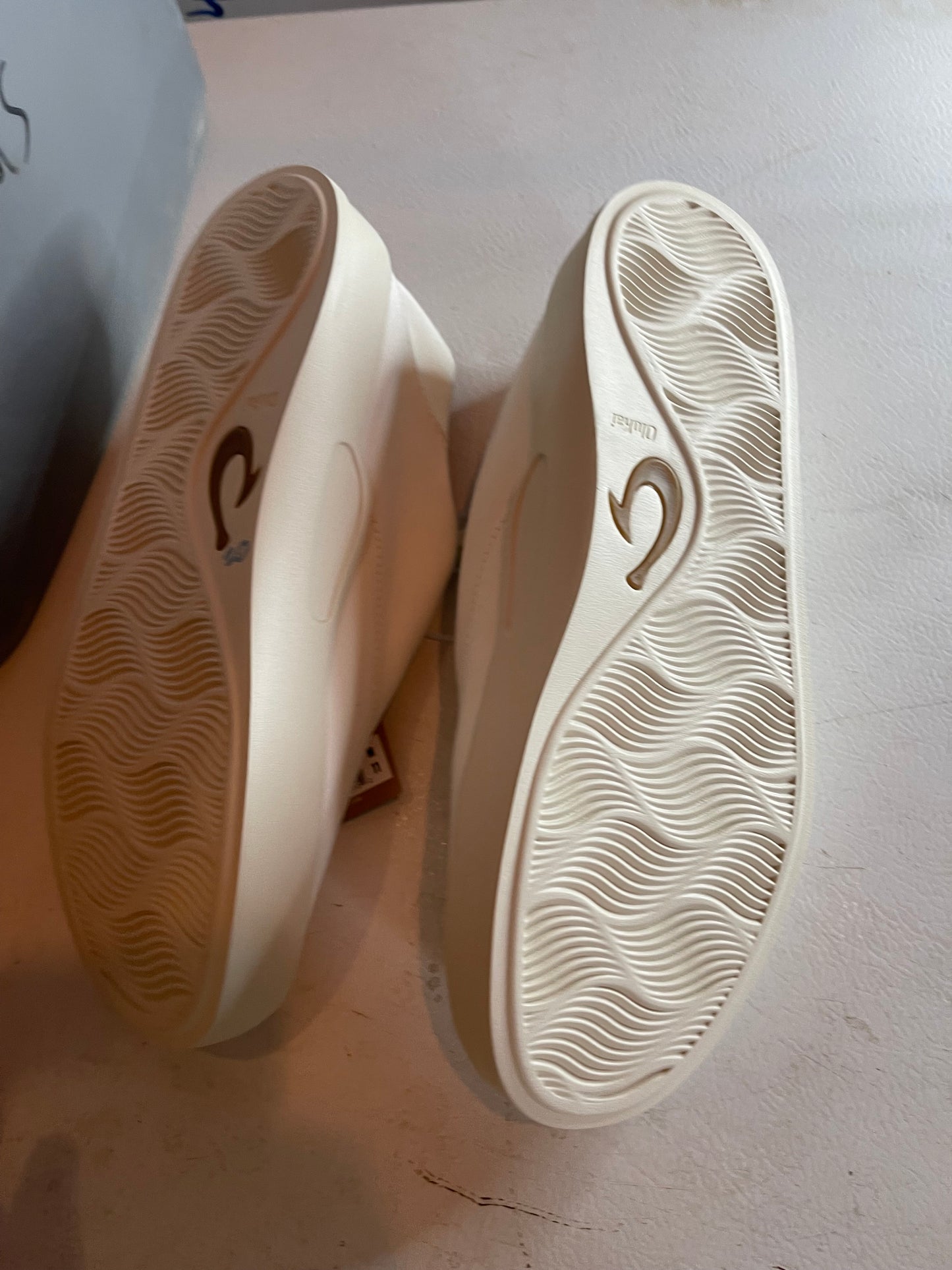Olukai sneakers size 11