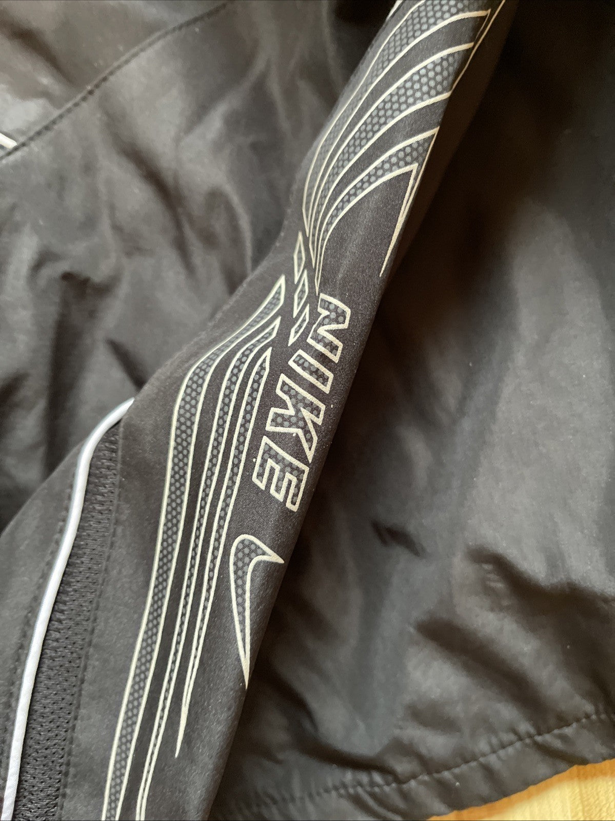 Nike Windbreaker Jacket Tag Says 4XL But It’s Not That Big