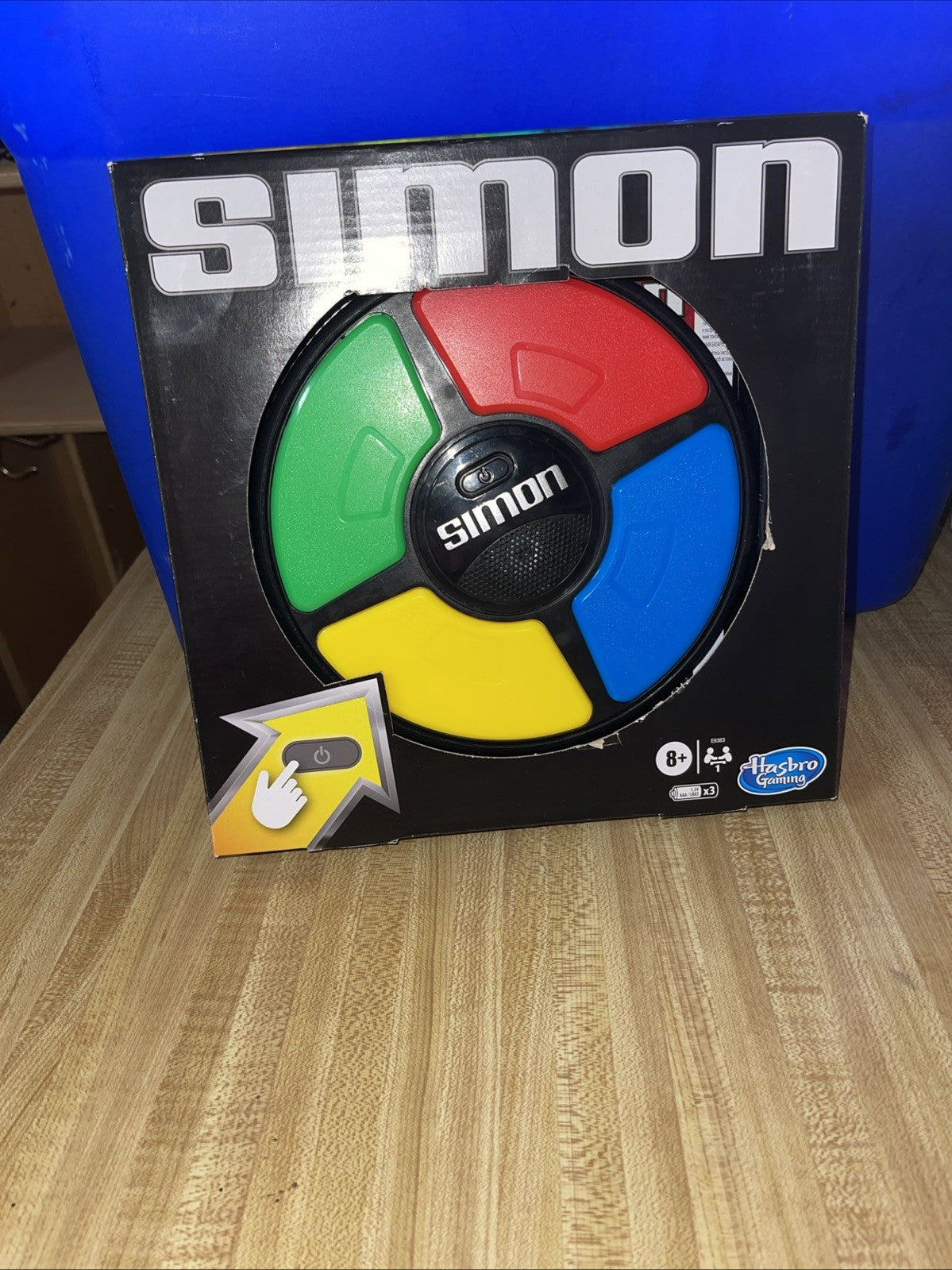 Hasbro E93835L0 Simon Handheld Electronic Game