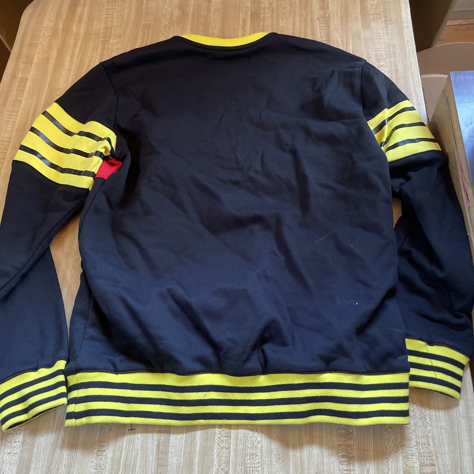 black pyramid sweatshirt medium