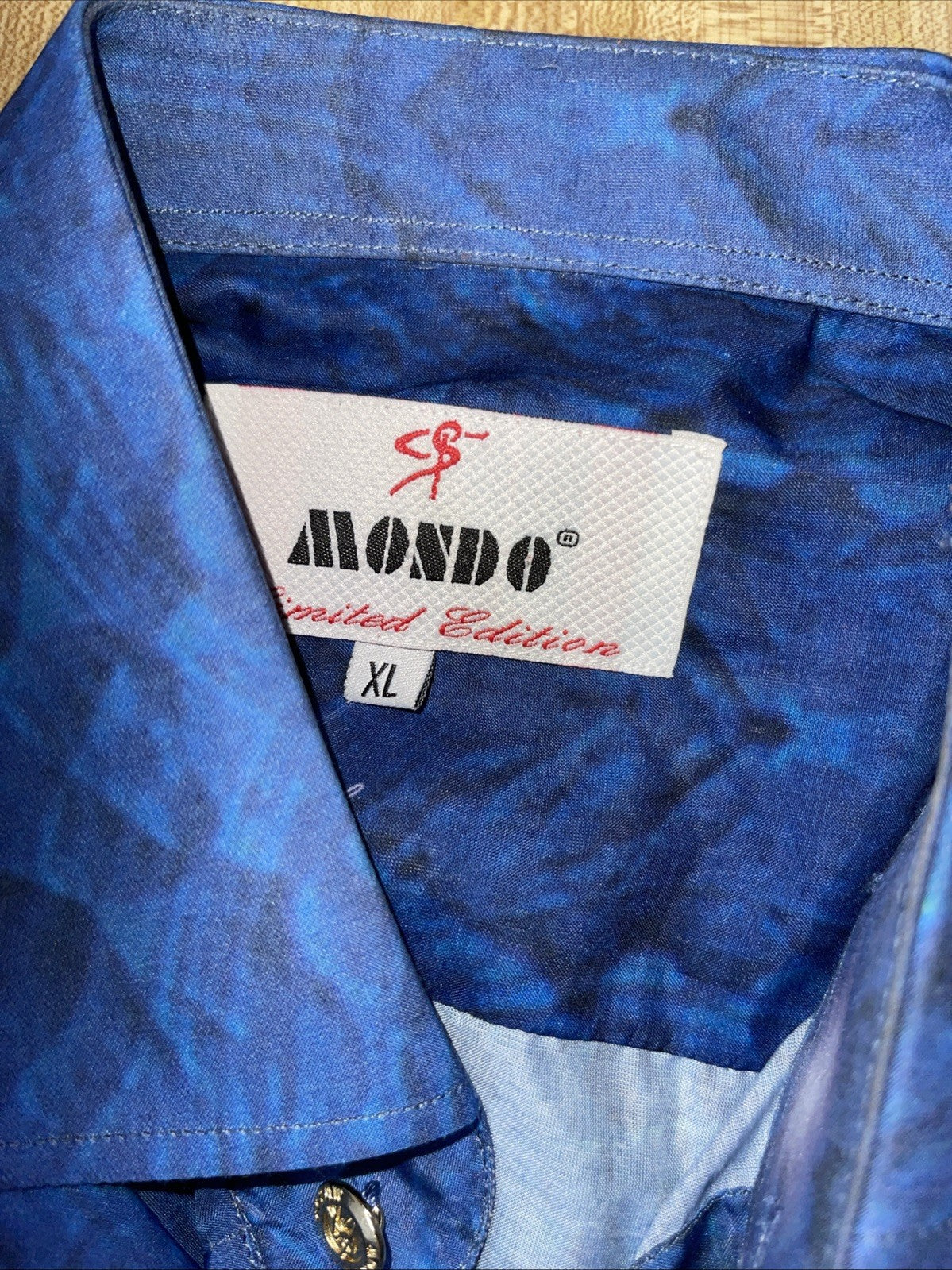 Mondo Limited Edition Button Up XL