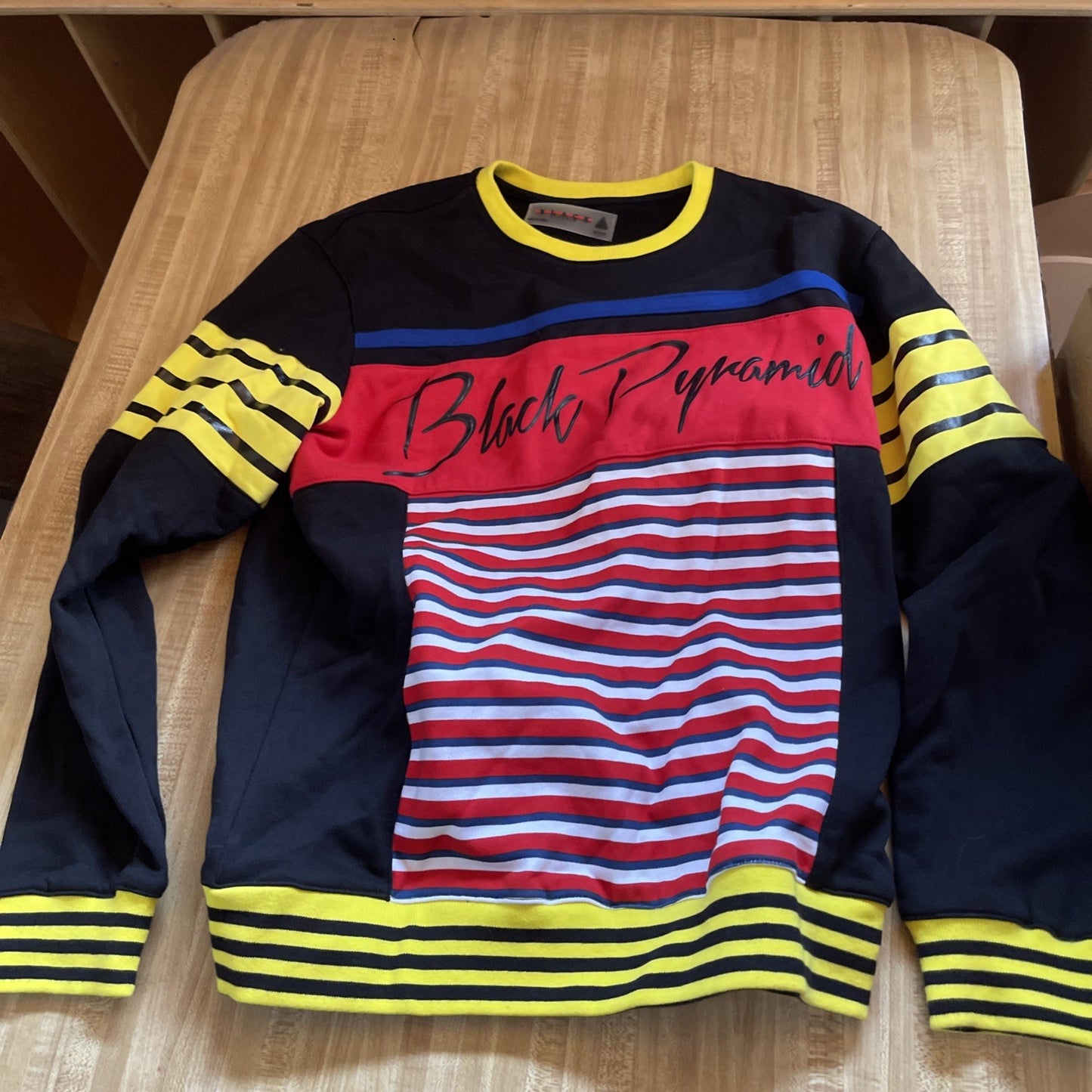 black pyramid sweatshirt medium