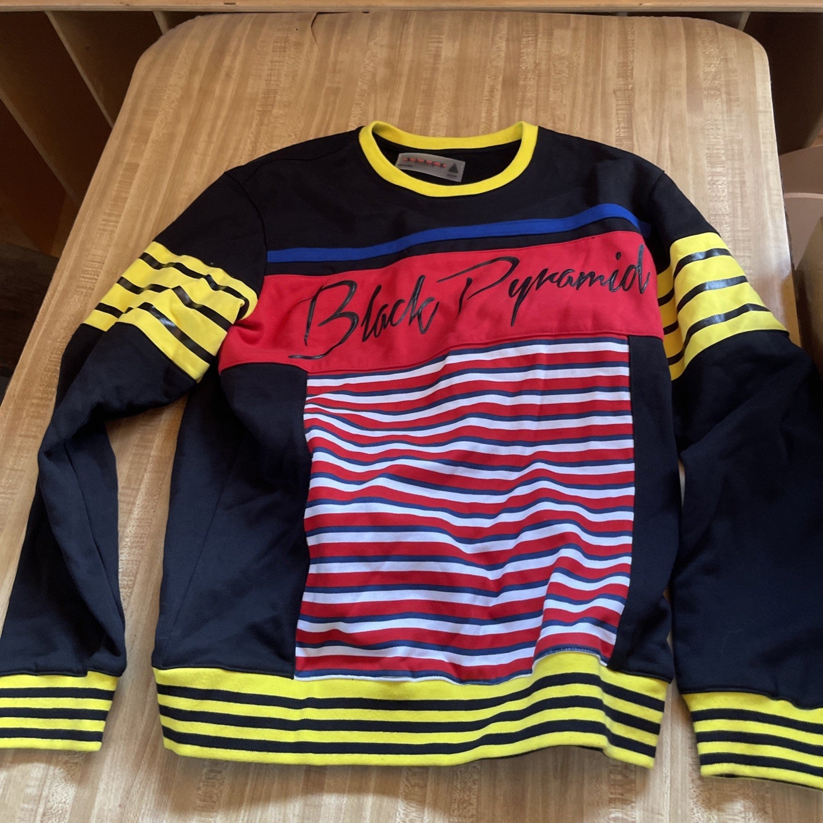 black pyramid sweatshirt medium