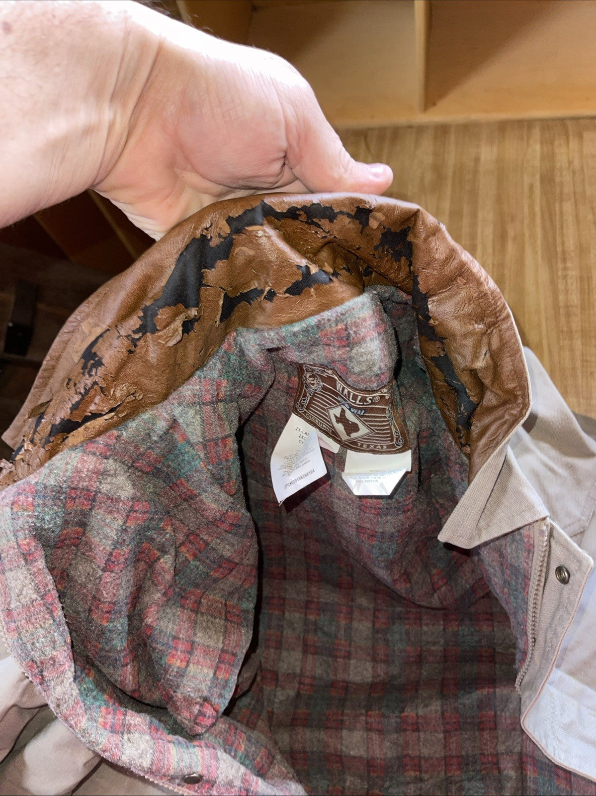 vintage walls chore coat 2XL Collar Is Peeling On The Inside