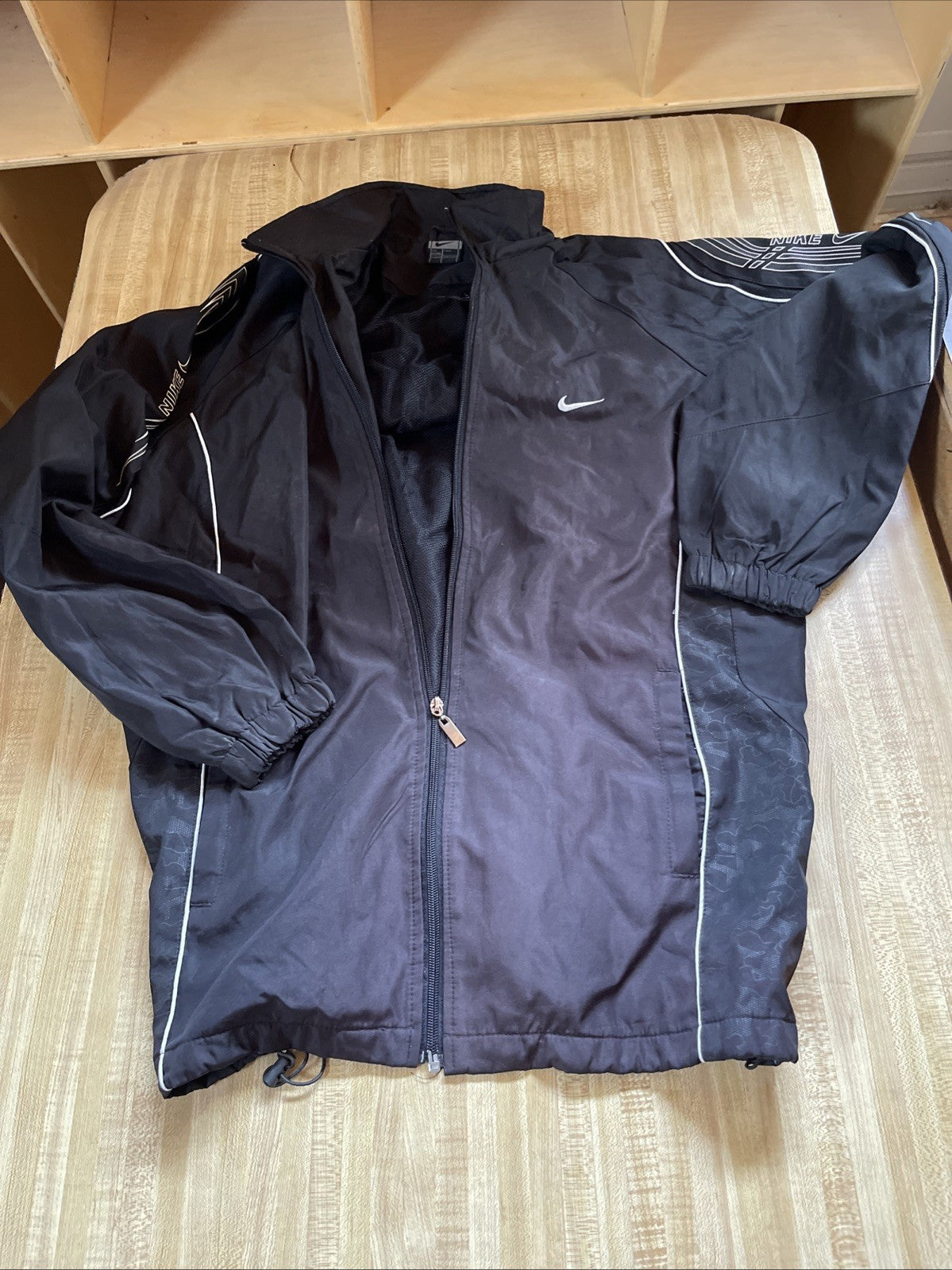 Nike Windbreaker Jacket Tag Says 4XL But It’s Not That Big