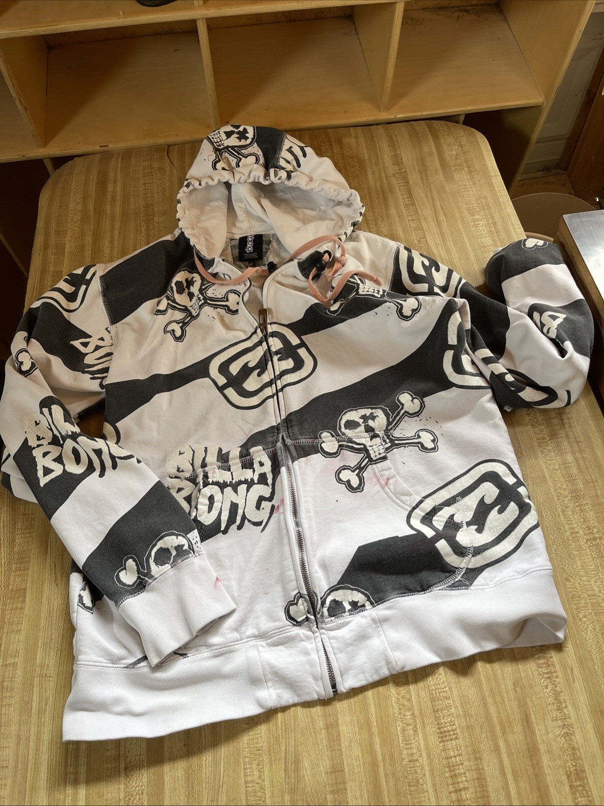 Billabong Full Zip AOP Skull Cross Bones Hoodie XL Has Color Bleeding