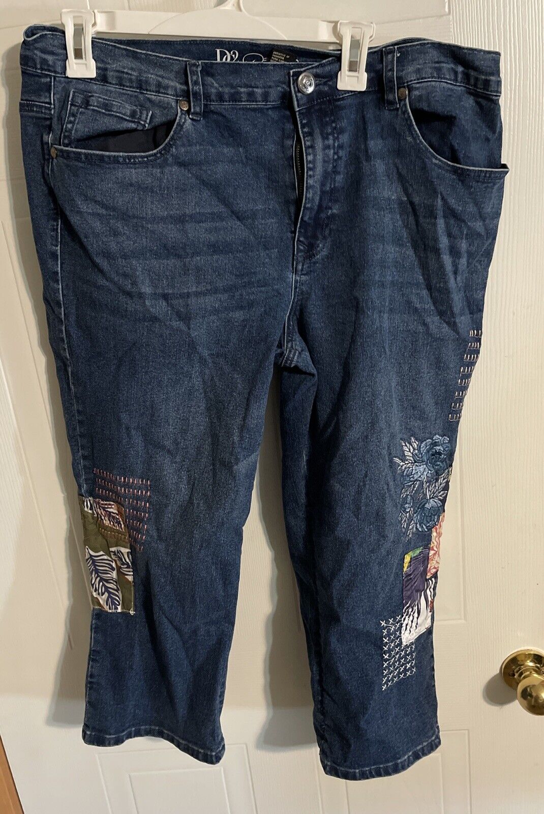 DG2 Embroidered Capris 16W