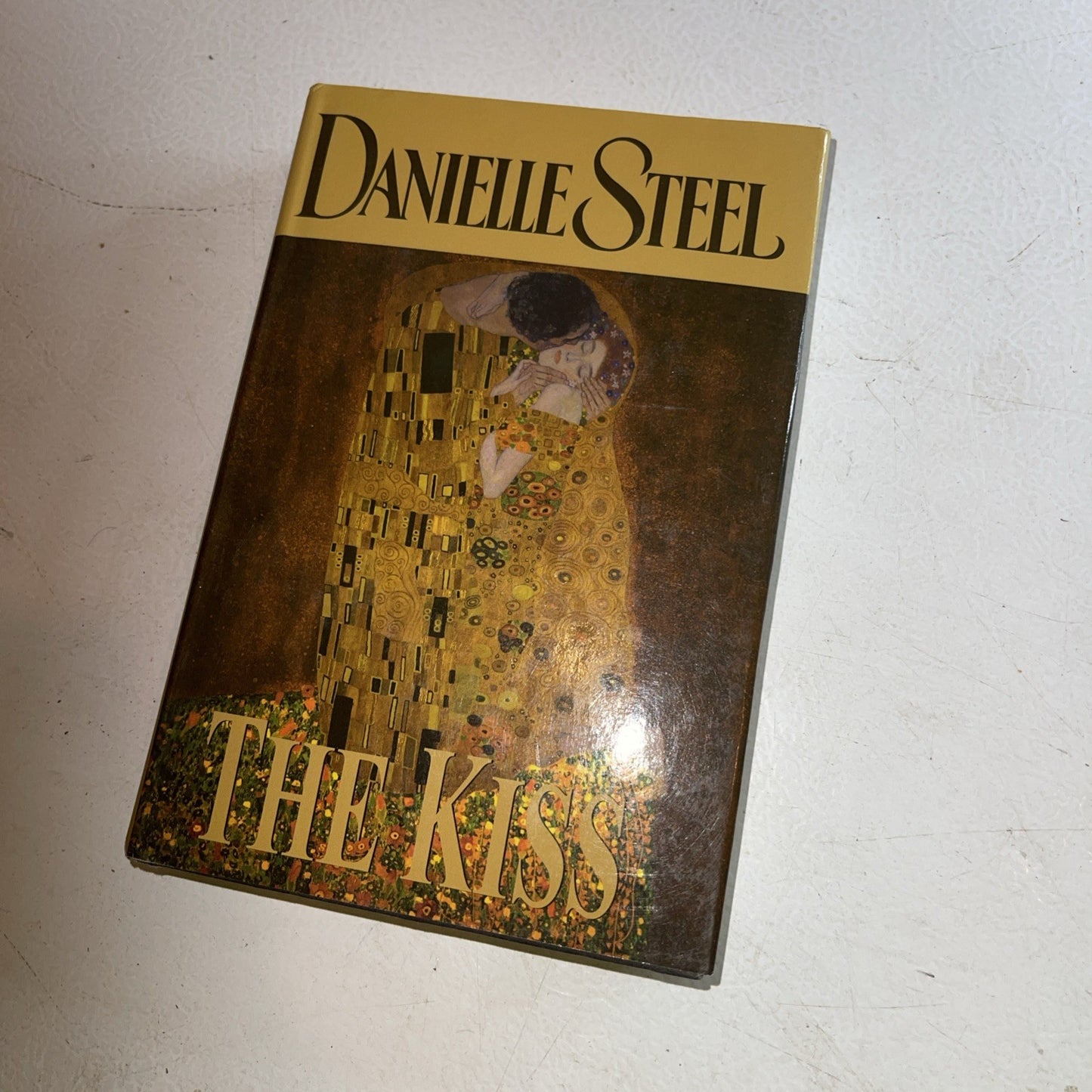 The Kiss (Large Print) - Hardcover By Danielle Steel - GOOD