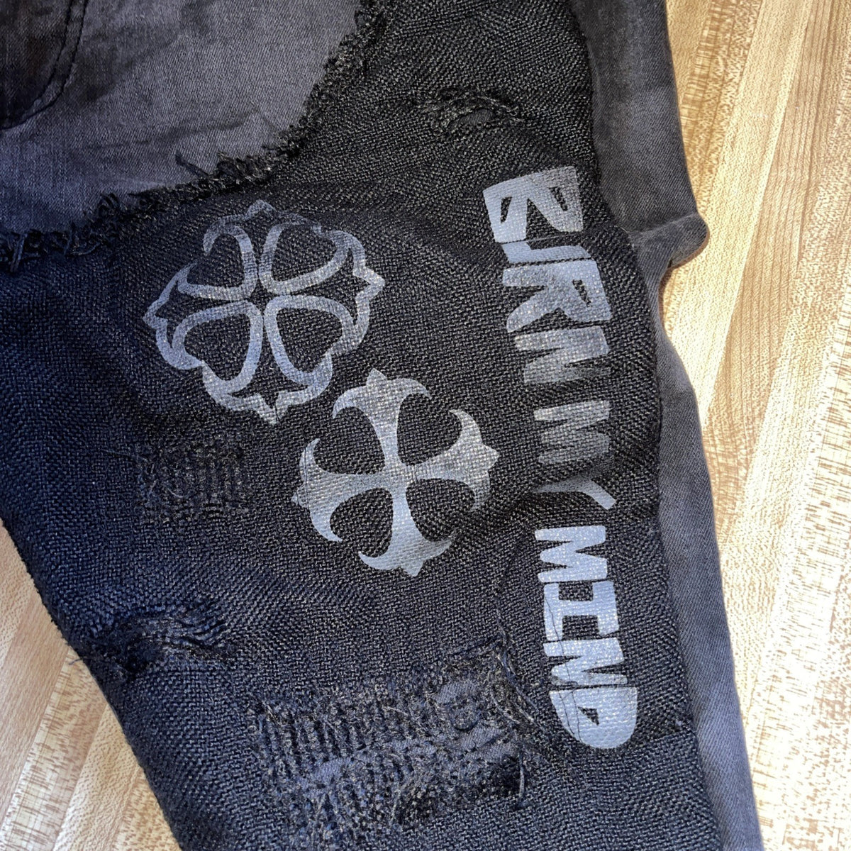 R3bel Jeans Distressed Thrashed Embroidered 30/32