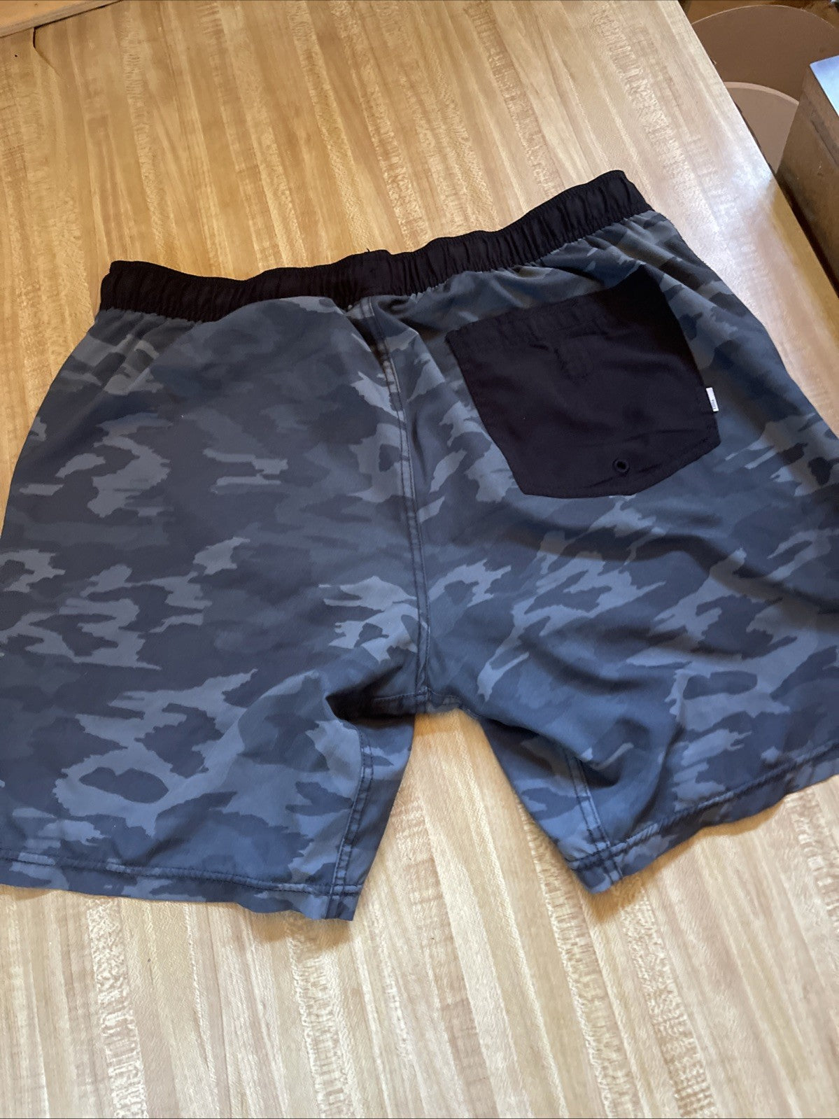 Vuori Camo Shorts Large
