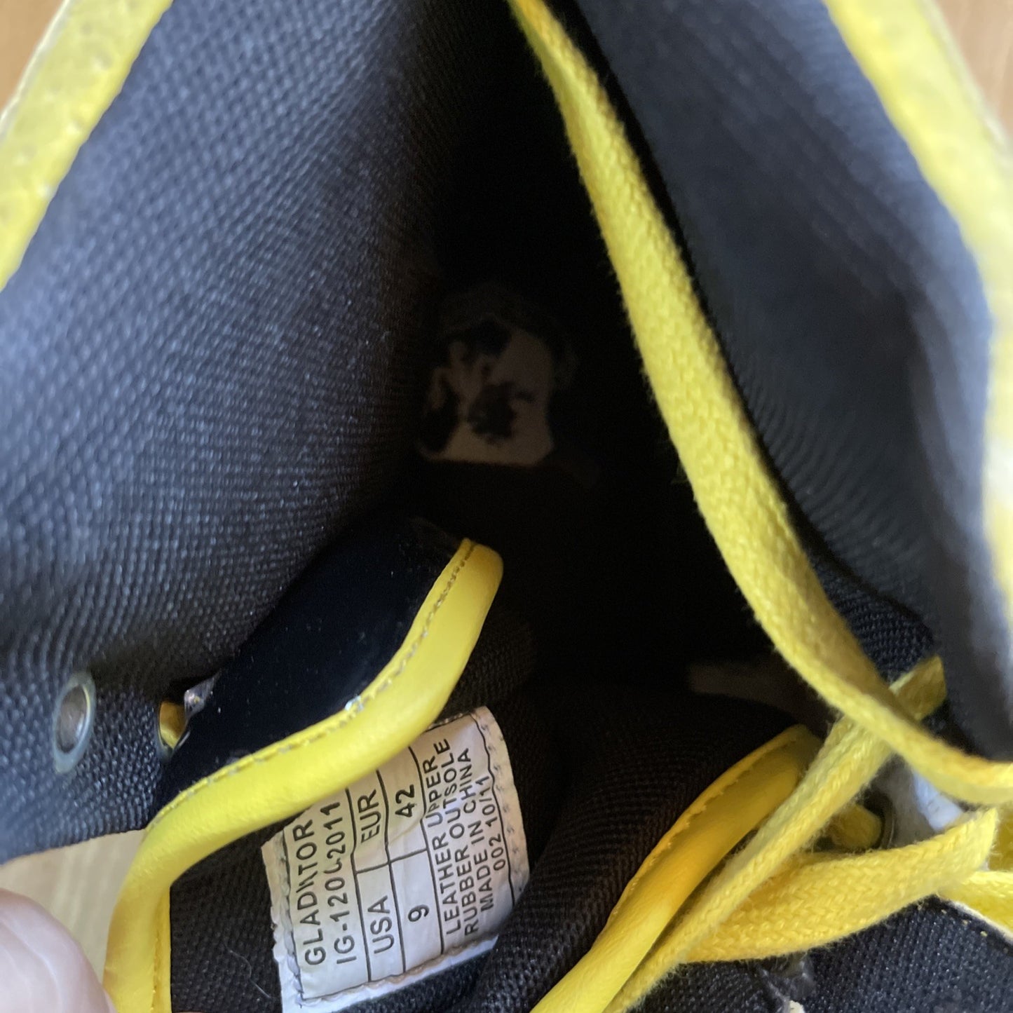 Vlado Gladiator Sneakers Size 9