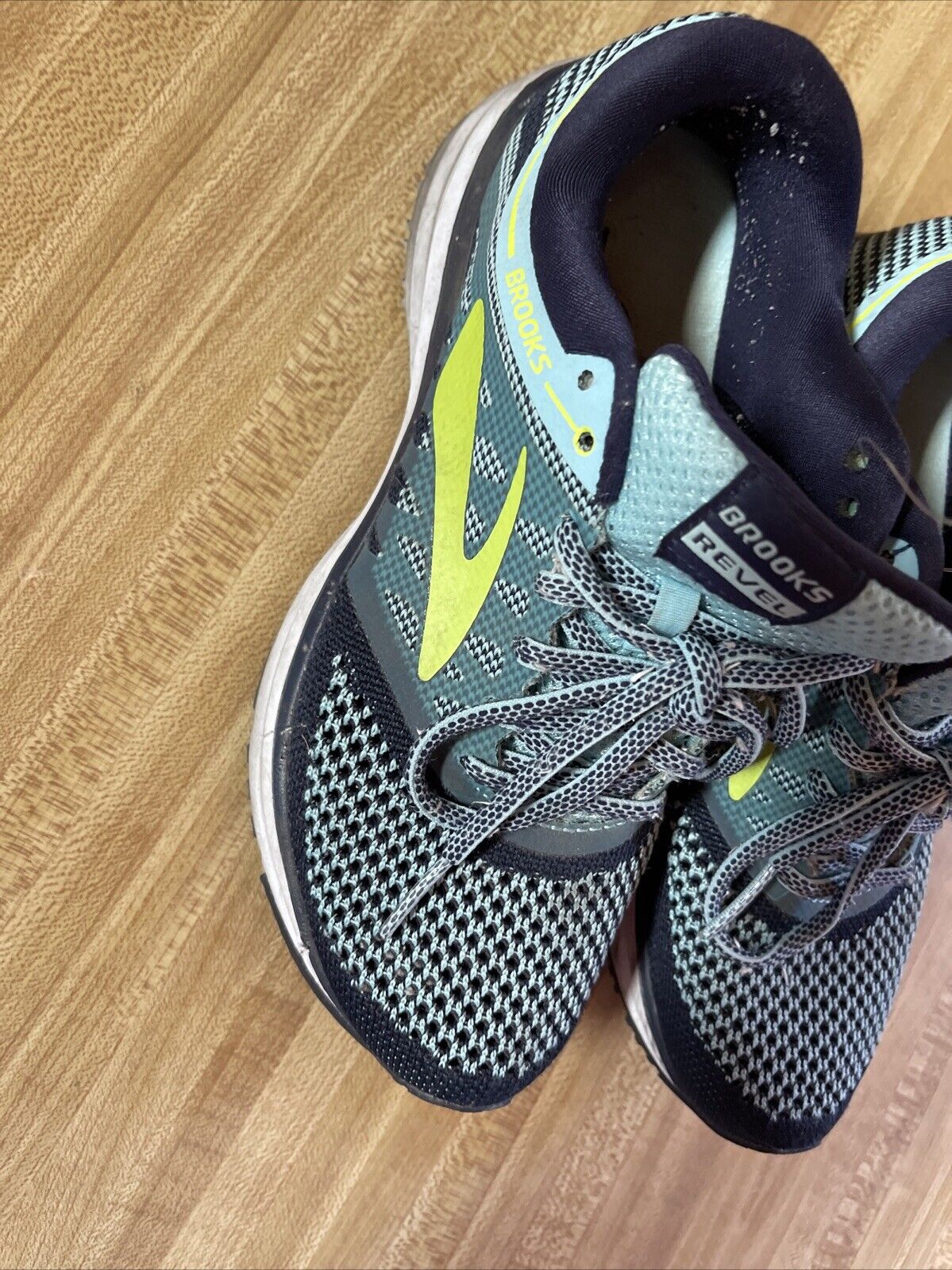 Brooks Revel Size 6