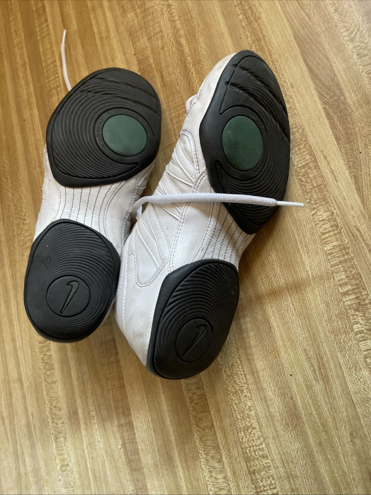 Nike Musique 4 Size 7