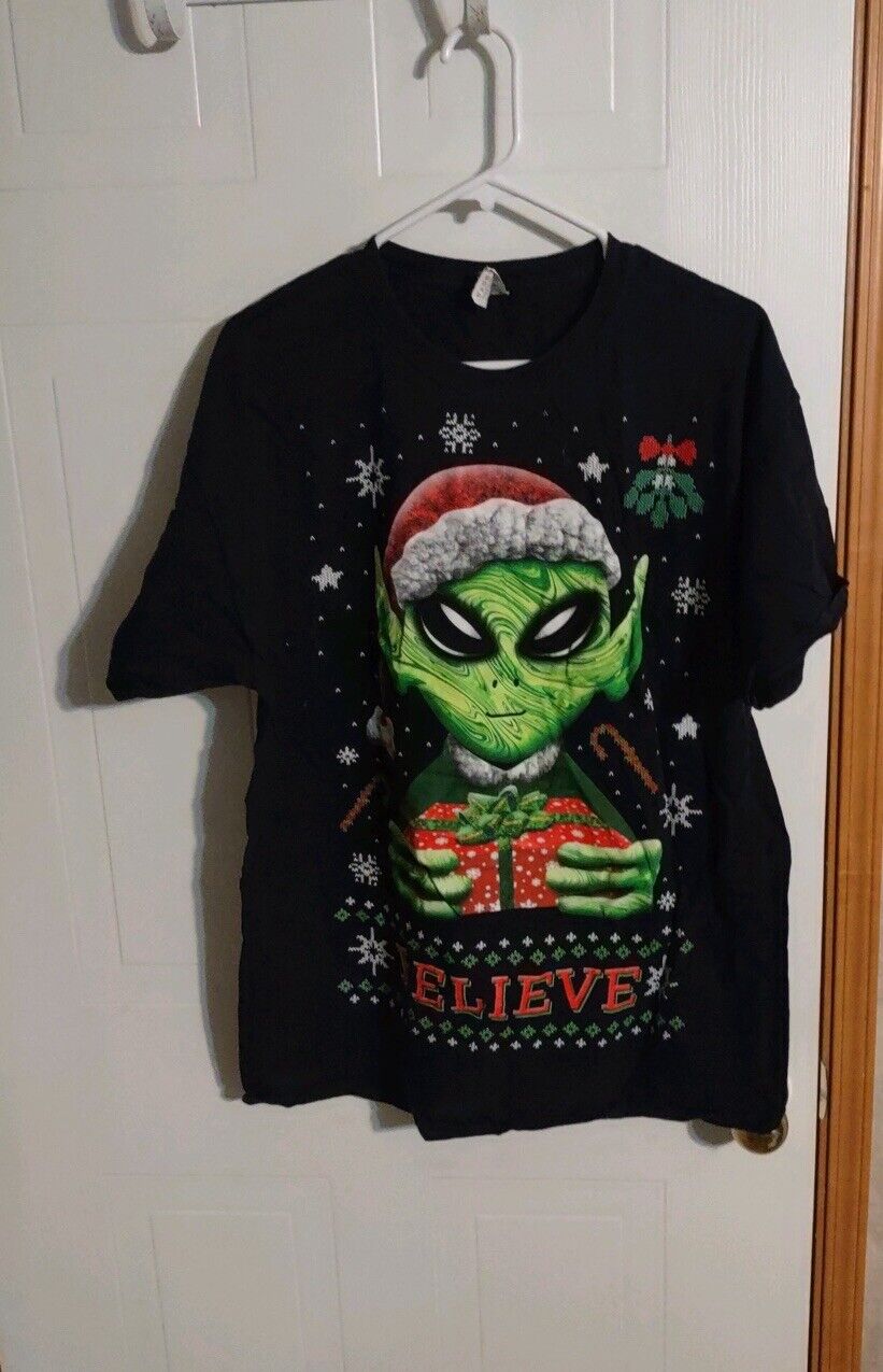 Believe Holiday Themed Alien T Shirt XL
