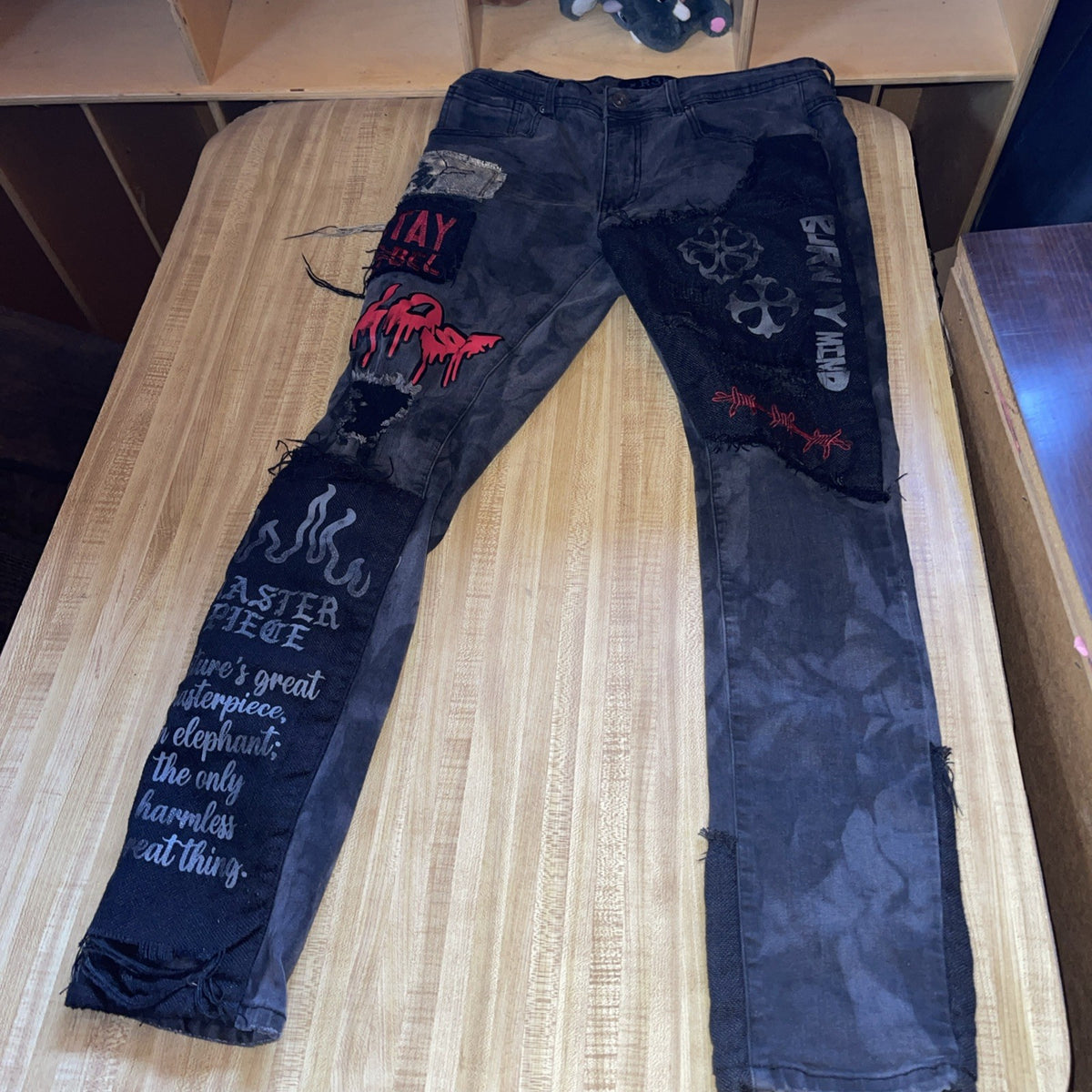 R3bel Jeans Distressed Thrashed Embroidered 30/32