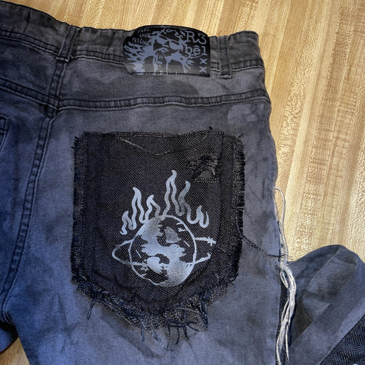 R3bel Jeans Distressed Thrashed Embroidered 30/32