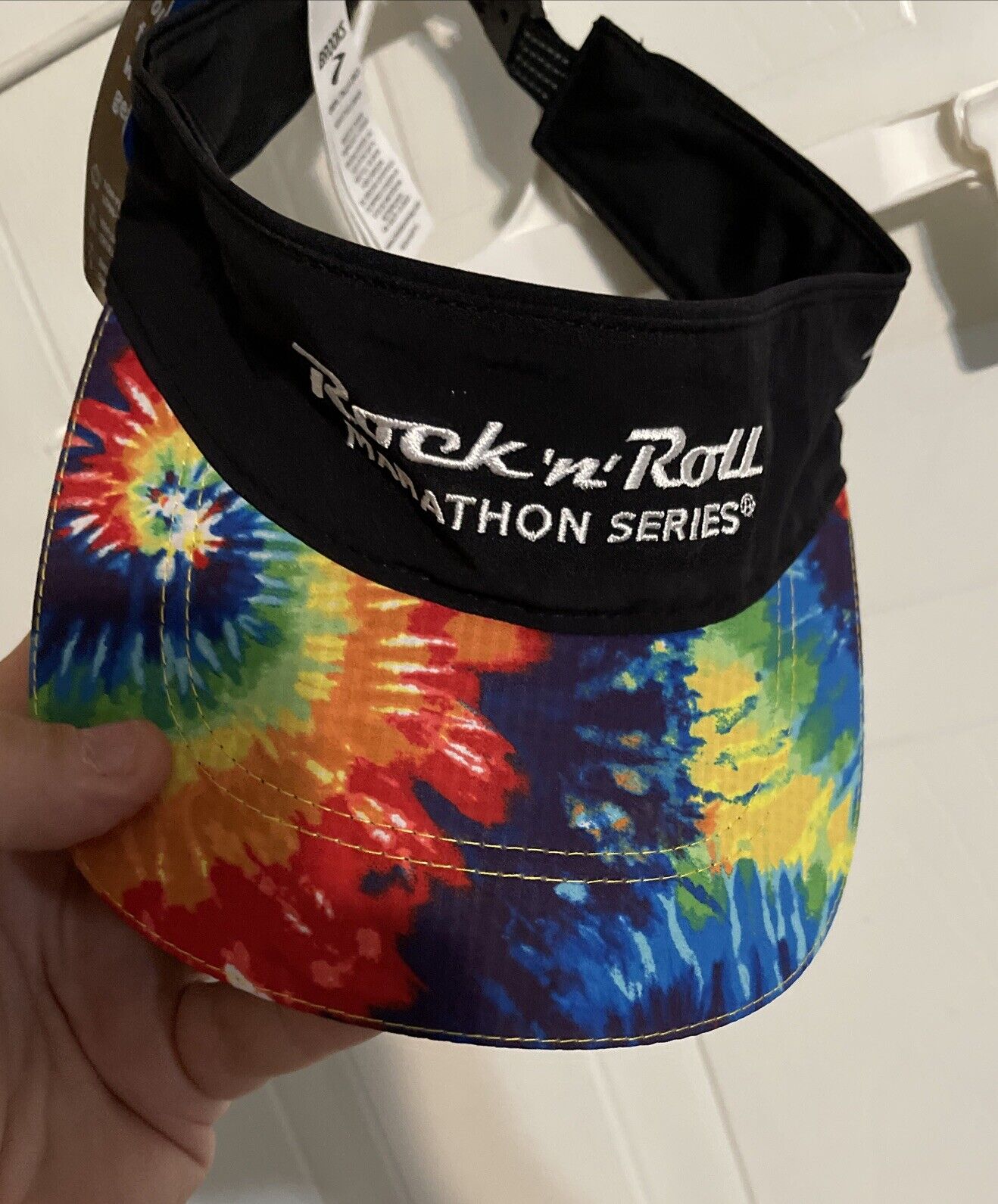 brooks rock n roll marathon Series Visor NWT 