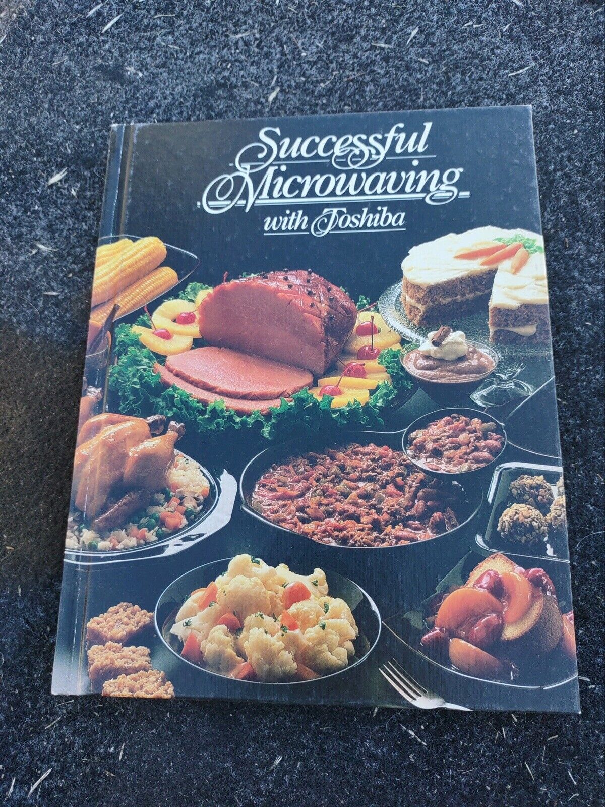 Successful Microwaving with Toshiba [Hardcover] THE EDITORS OF TOSHIBA HOME AP..