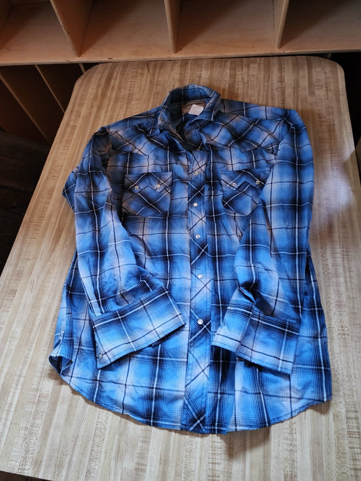 wrangler  pearl snap shirt large