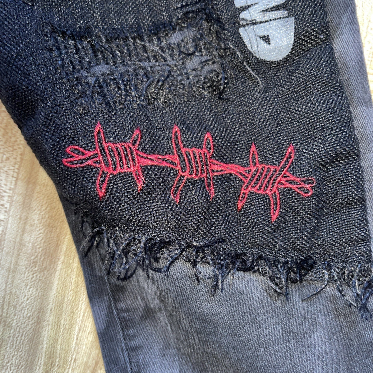 R3bel Jeans Distressed Thrashed Embroidered 30/32