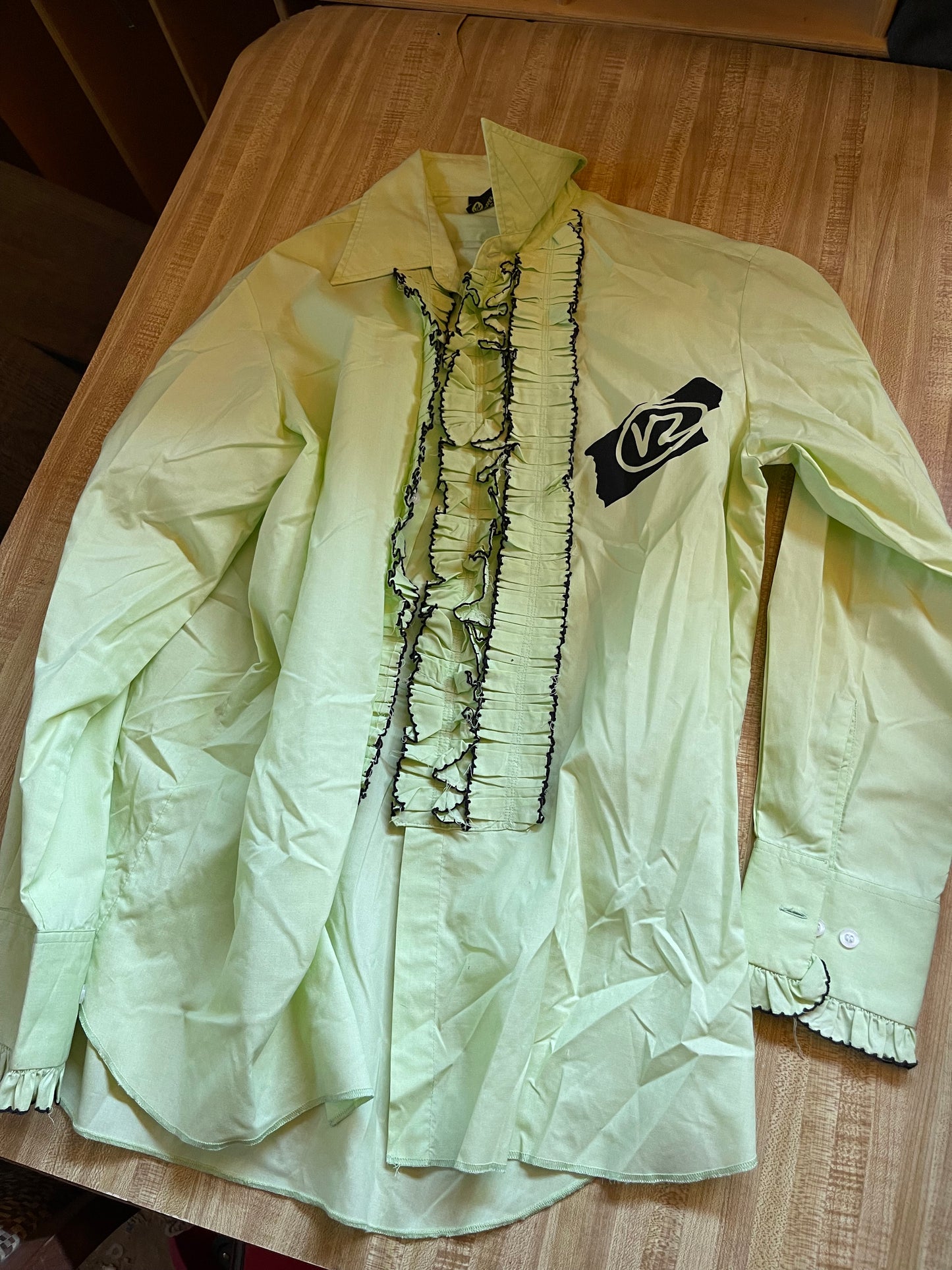 Von zipper ruffled button up xl