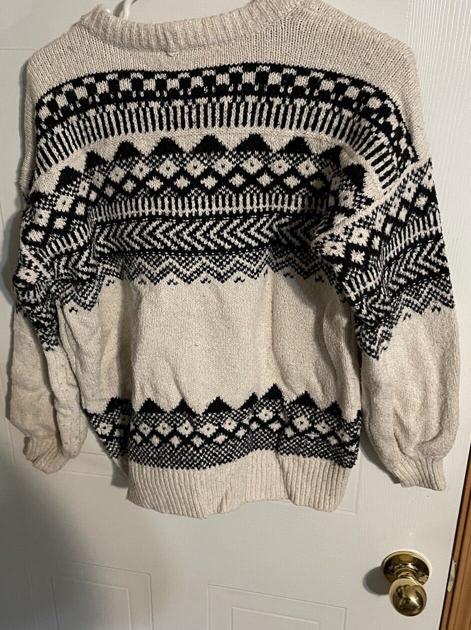 American Eagle sweater XS with black and white geometric patterns in cozy knit fabric