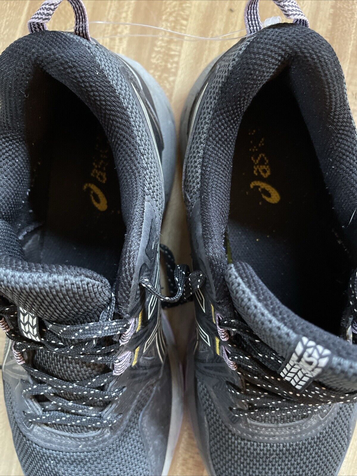 Top view of black ASICS Gel Venture 8 women’s wide running shoes with cushioned tongue and laces