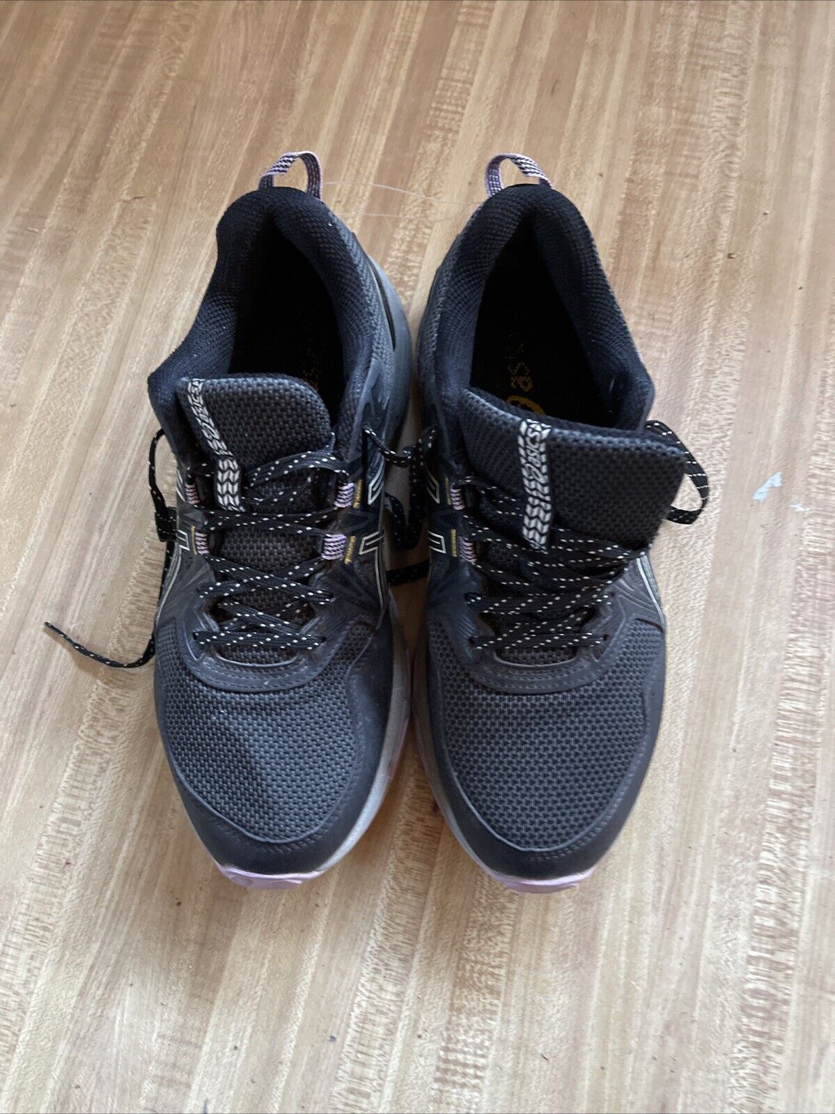 ASICS Gel Venture 8 women’s wide black running shoes with breathable mesh upper and padded collar