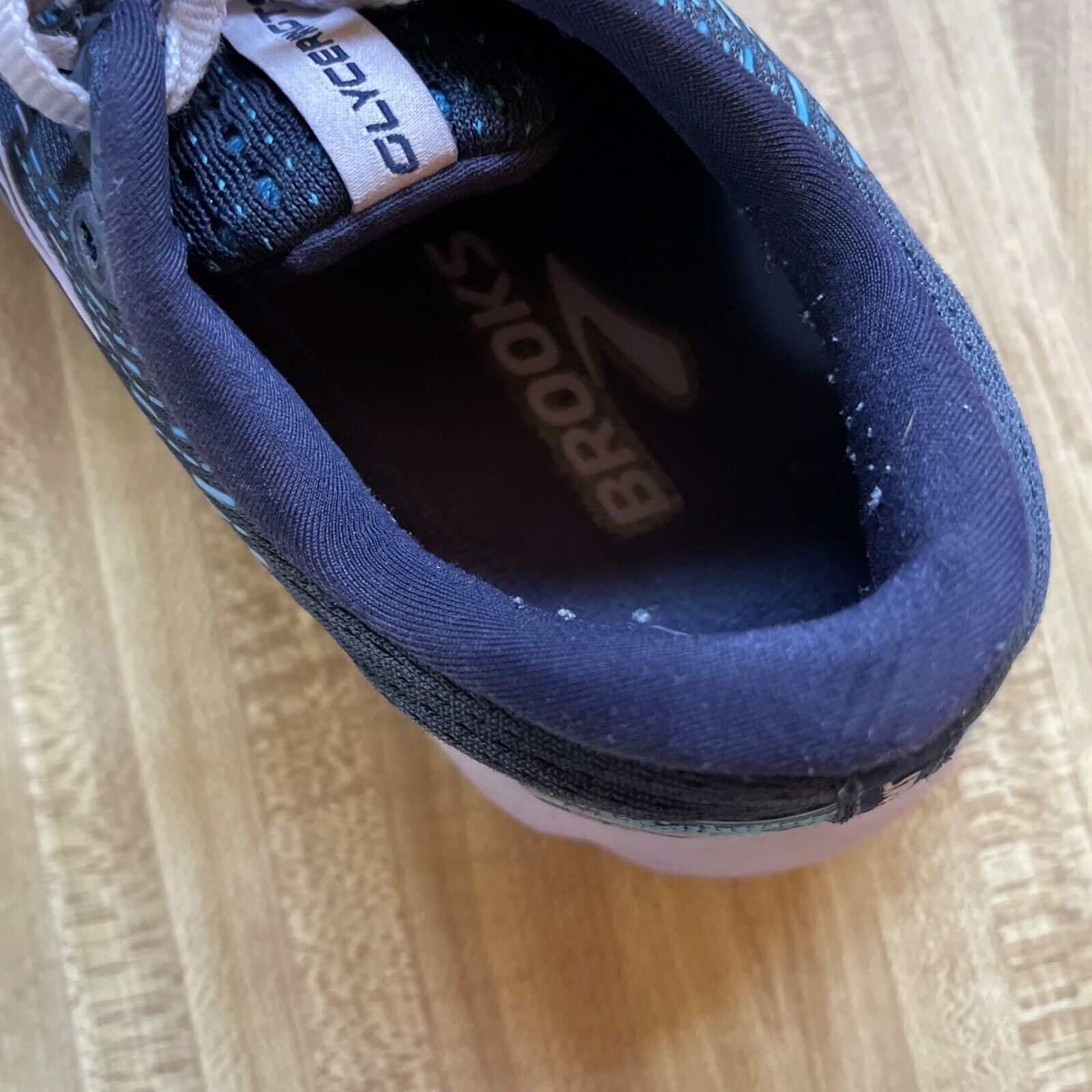 Top view of Brooks Glycerin GTS 20 women’s size 7 running shoe with cushioned collar and black insole