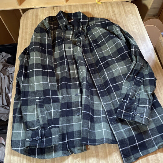 Men's heavyweight flannel 2XL black and gray plaid long sleeve button-up shirt