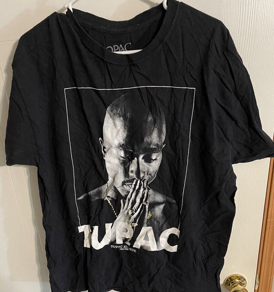 Black mens hip hop rapper shirt featuring a black and white image of Tupac praying