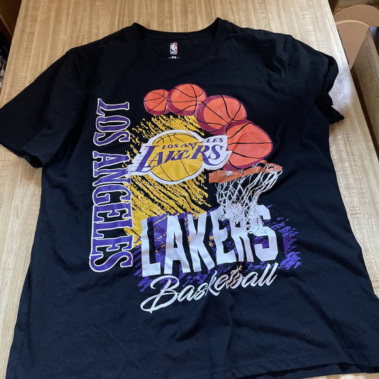 NBA Lakers fan apparel XL black t-shirt with Los Angeles Lakers basketball graphic and logo