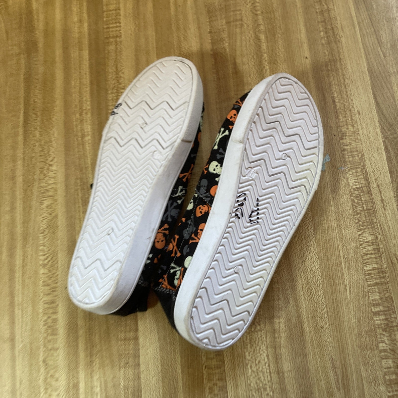 Tommy Bahama Glow In The Dark Halloween Themed Skull Slip On Shoes Size 7.5